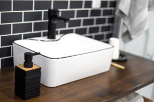 - un lavabo blanc sur un comptoir dans la salle de bains dans l'établissement Mimitsu Lounge CASAKURA, à Hyuga 24 autres photos