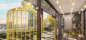 une pièce avec une grande cage à oiseaux dorée dans l'établissement Alinea BlueView Suites, à Shah Alam