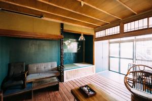 una sala de estar con un sofá y una mesa en Entire Building Rental TANDEM, en Matsumoto 105 fotos más