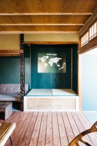 Habitación con una pantalla grande en la pared en Entire Building Rental TANDEM, en Matsumoto