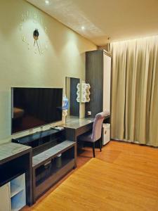 Una televisión o centro de entretenimiento en Comfort Suite in Miri