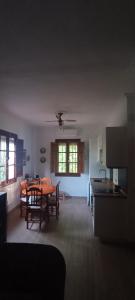 een keuken en woonkamer met een tafel en stoelen bij Casita de Esperanza in Aracena