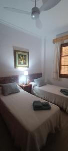 een hotelkamer met twee bedden en een raam bij Casita de Esperanza in Aracena