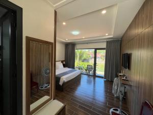 TV a/nebo společenská místnost v ubytování Resort Mộc Hồ