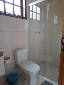 Bilik mandi di hospedaria chalé das acácias +10 gambar