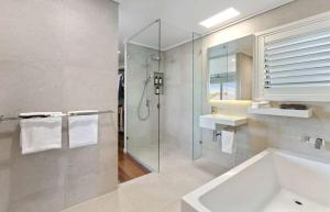 Ένα μπάνιο στο Minyama Magic - Waterfront Stay! +18 φωτογραφίες