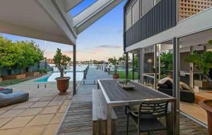 Πισίνα στο ή κοντά στο Minyama Magic - Waterfront Stay!