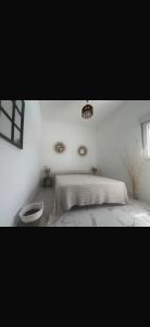 una camera da letto bianca con un letto e un bagno di Villa E y E a Novo Sancti Petri