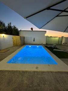 una grande piscina blu in un edificio di Villa E y E a Novo Sancti Petri