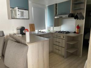 Kuchyň nebo kuchyňský kout v ubytování Mobil-Home 40 M2 Camping SIBLU La Carabasse