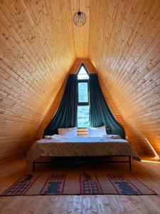 Giường trong phòng chung tại Memoria Kazbegi