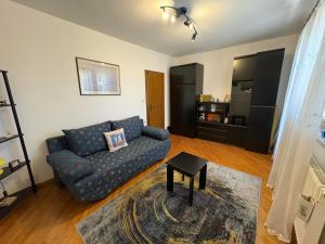 ein Wohnzimmer mit einem blauen Sofa und einem Tisch in der Unterkunft Casa Bella Stup in Sarajevo