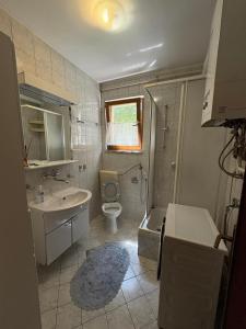 ein Badezimmer mit Toilette, Waschbecken und Dusche in der Unterkunft Casa Bella Stup in Sarajevo