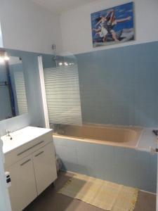 un baño con bañera y lavabo en Teraanga, en Pleudihen-sur-Rance 12 fotos más