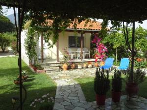 Un patio sau altă zonă în aer liber la Villa Kallimanis