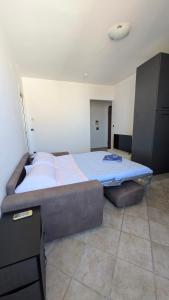 una camera da letto con un letto grande in una stanza di Cristiana Vacanze a San Benedetto del Tronto Altre 3 foto