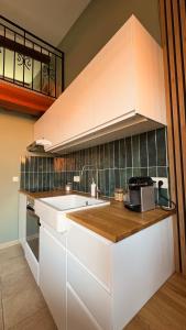 Kuchyň nebo kuchyňský kout v ubytování Boho Nest - Charming Boutique Apartment + 10 fotografií