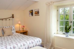 une chambre avec un lit et une fenêtre dans l'établissement Jasmin Cottage, à Montayral 31 autres photos
