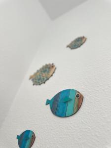 Un cuadro de tres tortugas sobre una mesa. en Casa MEDUSA, en San José