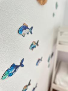 Una pared con pingüinos y ballenas. en Casa MEDUSA, en San José 57 fotos más