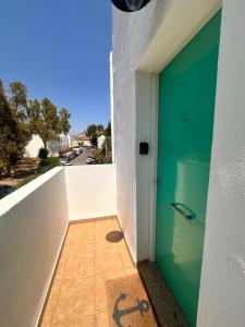 una puerta verde en el costado de un edificio en Casa MEDUSA, en San José