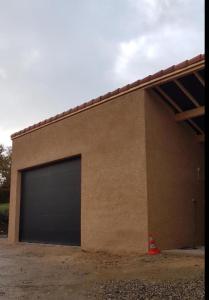 FourにあるChez Lofred 2の建物の横にガレージドア +8枚の写真