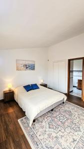 a bedroom with a large bed and a rug at Sea Twins Villas in Praia de Mira +19 photos