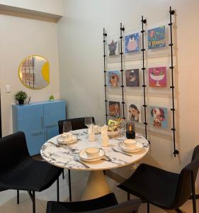 a dining room with a table and chairs at Luxurious 1 Br Facing Manila Bay Sunset Nearby Okada MOA Solaire Ayala Malls in Manila