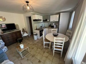 加尔加斯appartement avec piscine的厨房兼餐厅，配有桌椅