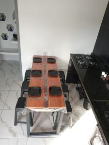 een tafel in een keuken met een fornuis bij Guará Apart 1 in Guaratuba