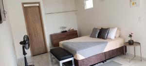 een slaapkamer met een bed en een bureau met een ventilator bij Apartamento en Andalucía Valle in Andalucía +7 foto's