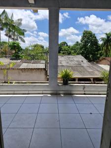 una habitación vacía con vista desde una ventana abierta en Casa aconchegante, en Ananindeua