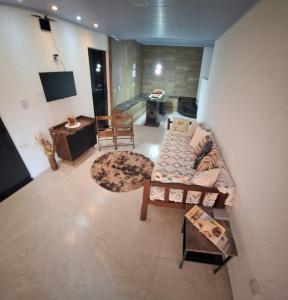 a living room with a couch and a table at Paraíso Escondido com Cachoeira Privativa in Diamantina