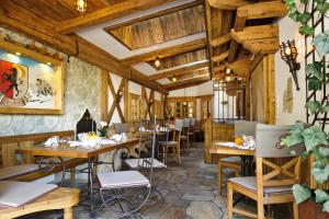Reštaurácia alebo iné gastronomické zariadenie v ubytovaní Hotel Gasthof Perauer