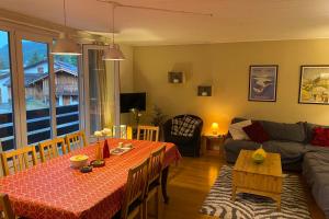 una sala de estar con una mesa y un sofá en 75m With Balcony Near The Slopes!, en La Salle-les-Alpes