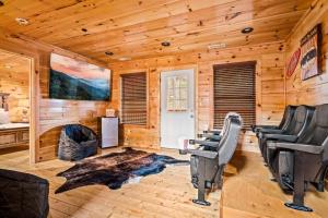 Et opholdsområde på Prime Pigeon Forge location with 2 Hot Tubs 3 Decks and Pool Table