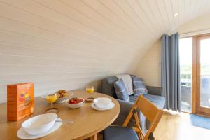 Χώρος καθιστικού στο Pod1 - Powys River Pods - Pet Friendly Glamping Pod Builth Wells Powys Wales