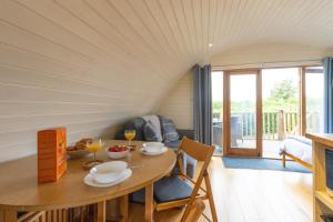 Χώρος καθιστικού στο Pod1 - Powys River Pods - Pet Friendly Glamping Pod Builth Wells Powys Wales