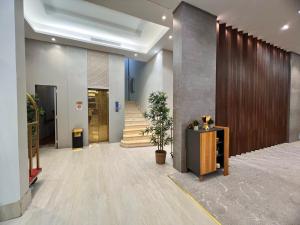 a lobby with a staircase in a building at الايوان برو للشقق المخدومة in Al Kharj
