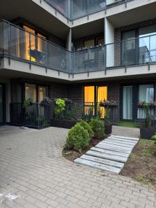 un bâtiment avec une passerelle devant lui dans l'établissement Bright white, à Vilnius