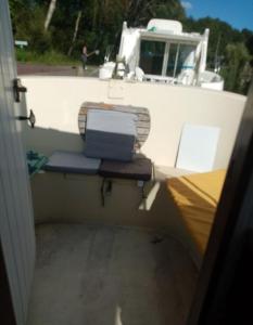 a view of the back of a boat with a bench at Agréable bateau péniche in Montertelot