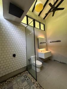 baño con aseo y ventilador de techo en Villa Rindu Janda Baik, en Kampung Janda Baik