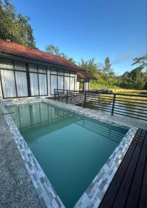 un charco de agua frente a un edificio en Villa Rindu Janda Baik, en Kampung Janda Baik