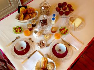 a table with many different types of food on it at MAISON D'HÔTES "Bordeaux Wine Lodge" in Bordeaux