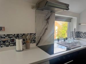 Kuchyň nebo kuchyňský kout v ubytování Cosy 3 Bedroom Apartment in Newcastle