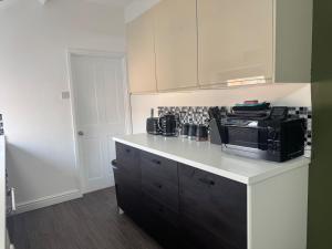Kuchyň nebo kuchyňský kout v ubytování Cosy 3 Bedroom Apartment in Newcastle + 19 fotografií