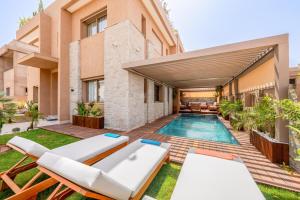 a backyard with a swimming pool and a house at Villa Lina in Marrakech