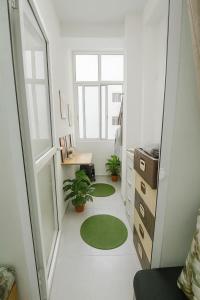 a room with white walls and a green rug at Appartement sur tanger - pour vacance in Tangier