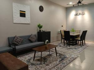 テメルローにあるSsri Homestay Temerlohのソファとテーブルのあるリビングルーム
