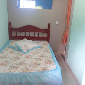 a bedroom with a bed with blue sheets and a window at pousada ceul azul #canastra in São João Batista do Glória +31 photos